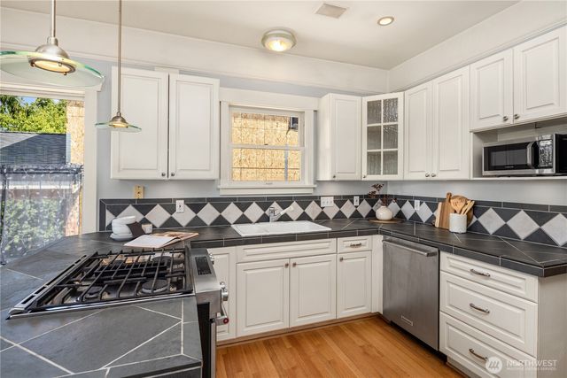 806 N 59th Street, Seattle, WA 98103