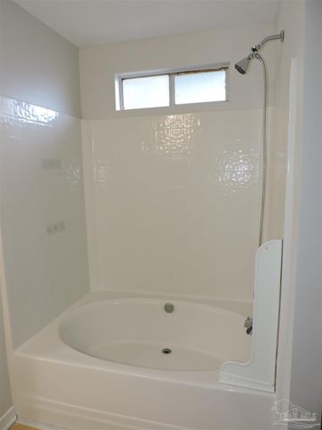 372 Mizzen Ln, Pensacola, FL 32507