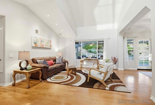 320 Jonah Rd, Escondido, CA 92027