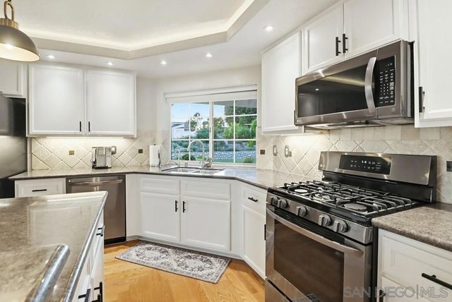 320 Jonah Rd, Escondido, CA 92027