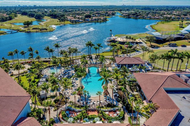 355 Prestwick Circle 4, Palm Beach Gardens, FL 33418