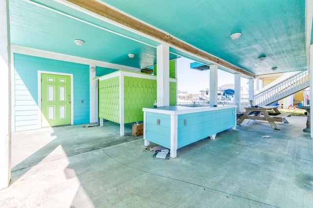 1991 Gulf Street, Crystal Beach, TX 77650