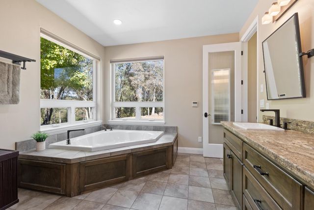11210 Valle Vista Ct, Auburn, CA 95603