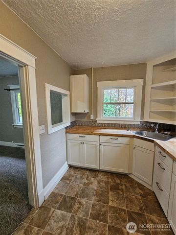 700 S 6th Street, Kelso, WA 98626