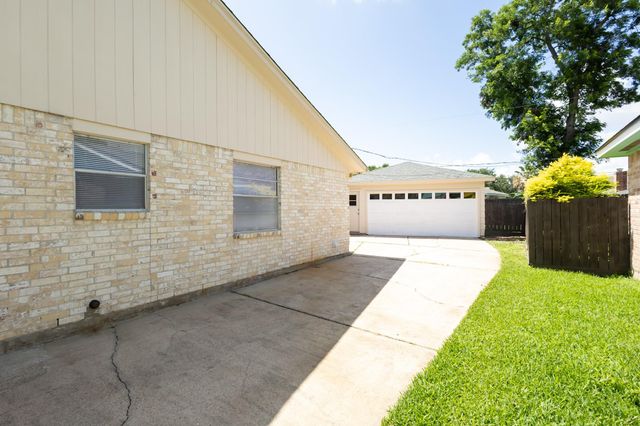 9011 Grape Street, Houston, TX 77036