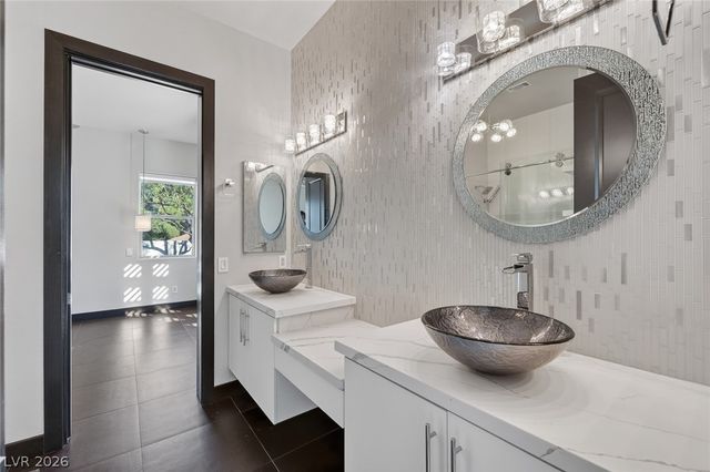 8480 Via De Bellasidra Court, Las Vegas, NV 89123
