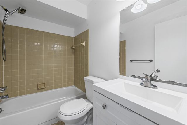 25229 Franklin Terrace 5, South Lyon, MI 48178