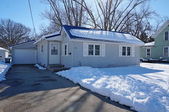 302 16th Avenue, Charles City, IA 50616