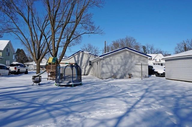 302 16th Avenue, Charles City, IA 50616