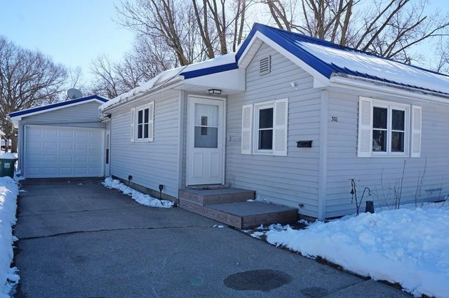 302 16th Avenue, Charles City, IA 50616