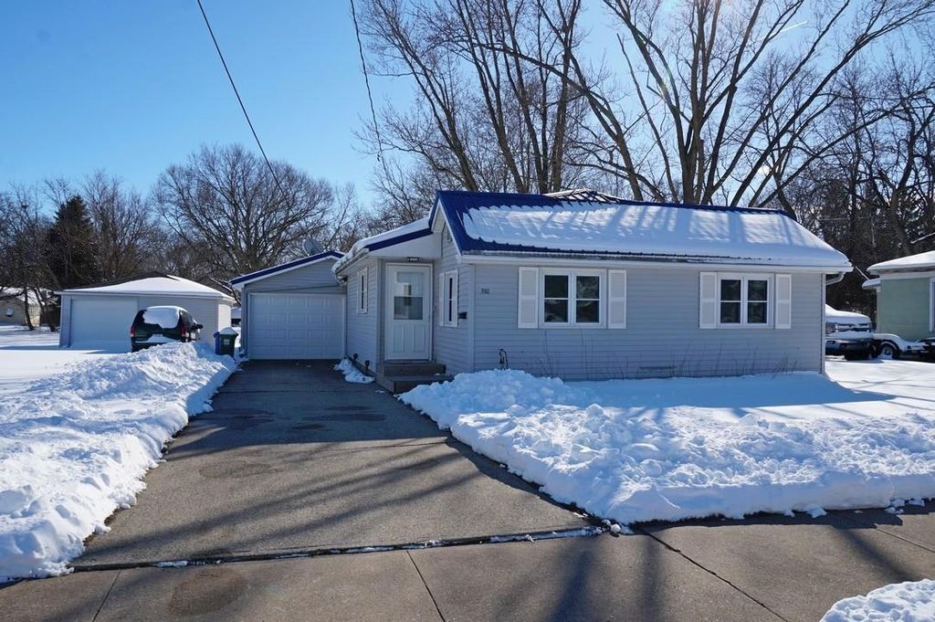 302 16th Avenue, Charles City, IA 50616