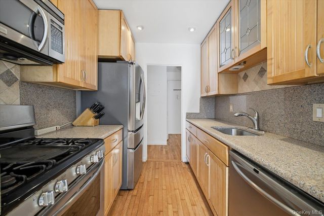 370 W Broadway 5W, Long Beach, NY 11561
