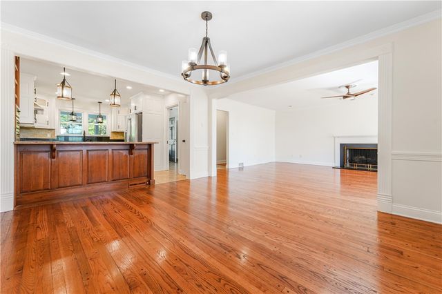 6 Old Farm Rd, Rosslyn Farms, PA 15106