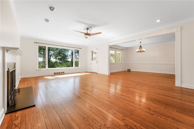 6 Old Farm Rd, Rosslyn Farms, PA 15106