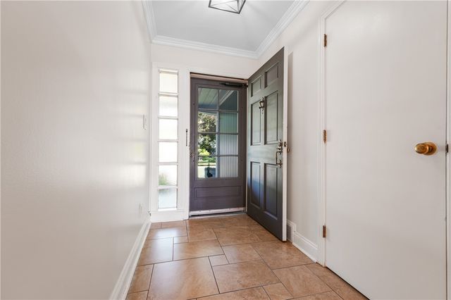 6 Old Farm Rd, Rosslyn Farms, PA 15106