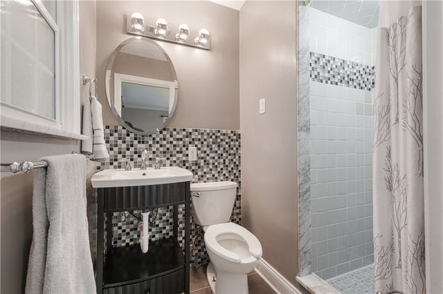 6 Old Farm Rd, Rosslyn Farms, PA 15106