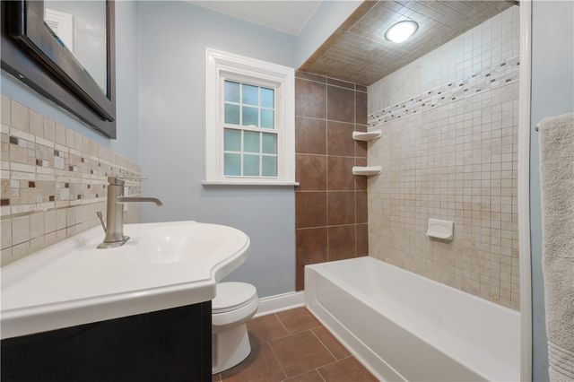 6 Old Farm Rd, Rosslyn Farms, PA 15106