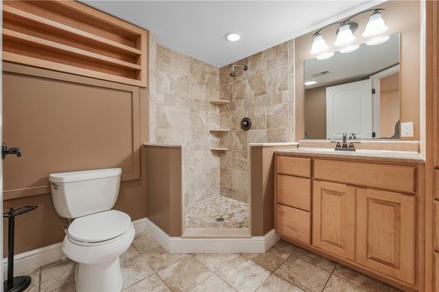 6 Old Farm Rd, Rosslyn Farms, PA 15106