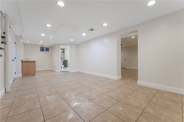 6 Old Farm Rd, Rosslyn Farms, PA 15106