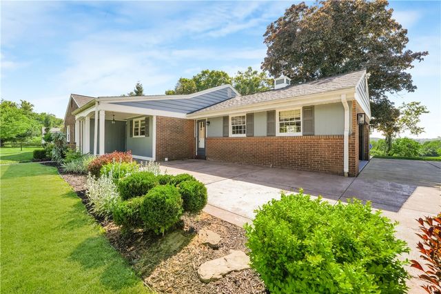 6 Old Farm Rd, Rosslyn Farms, PA 15106