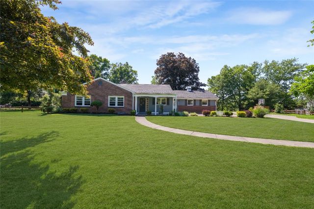 6 Old Farm Rd, Rosslyn Farms, PA 15106