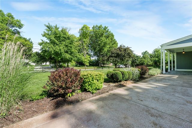 6 Old Farm Rd, Rosslyn Farms, PA 15106