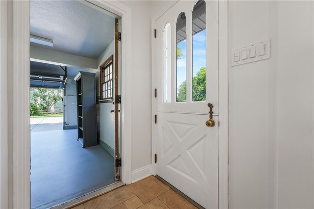 6 Old Farm Rd, Rosslyn Farms, PA 15106