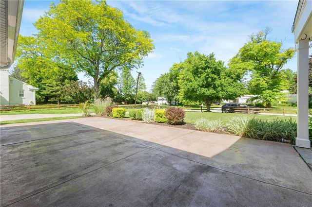 6 Old Farm Rd, Rosslyn Farms, PA 15106