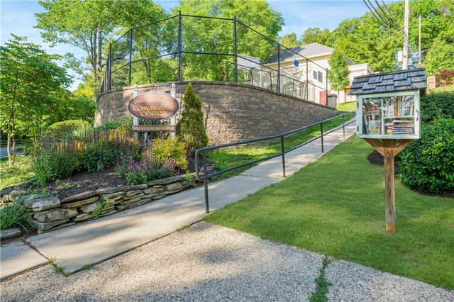 6 Old Farm Rd, Rosslyn Farms, PA 15106