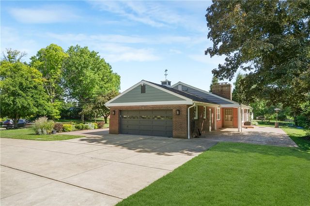 6 Old Farm Rd, Rosslyn Farms, PA 15106