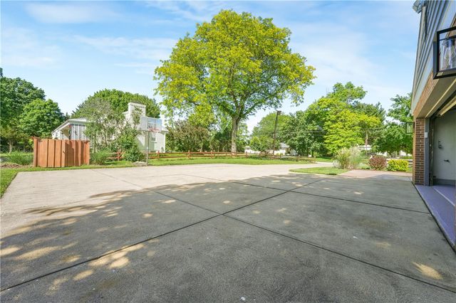 6 Old Farm Rd, Rosslyn Farms, PA 15106