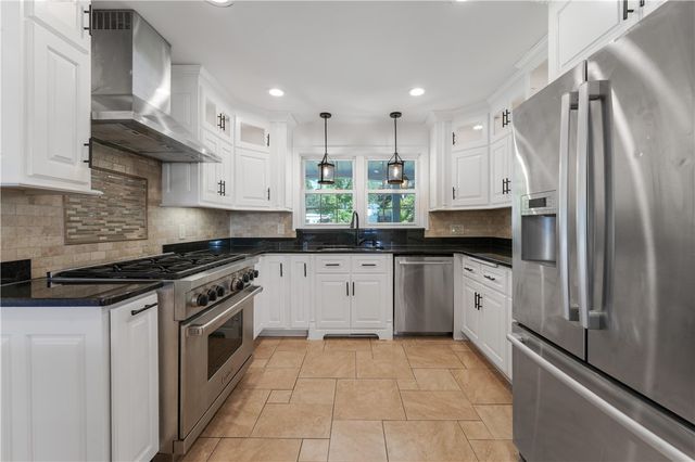 6 Old Farm Rd, Rosslyn Farms, PA 15106