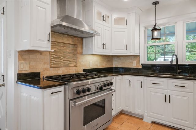 6 Old Farm Rd, Rosslyn Farms, PA 15106
