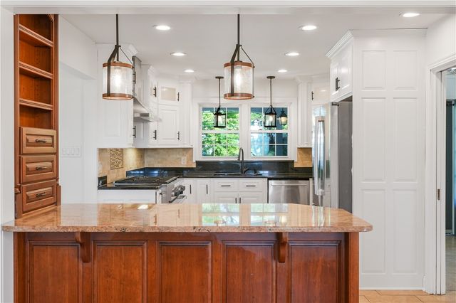 6 Old Farm Rd, Rosslyn Farms, PA 15106