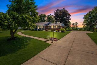 6 Old Farm Rd, Rosslyn Farms, PA 15106