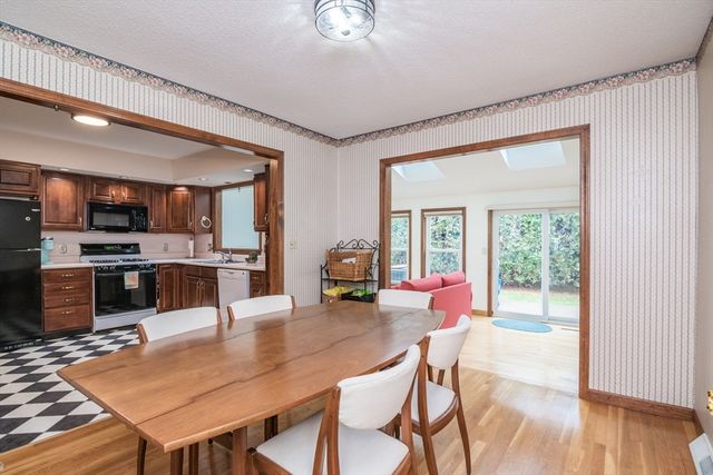 6 Castle Hill Road E, Agawam, MA 01001