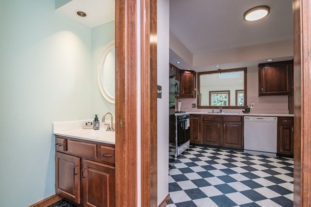 6 Castle Hill Road E, Agawam, MA 01001