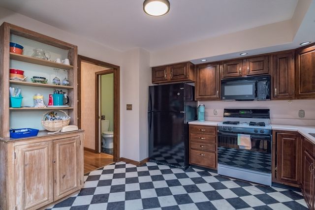 6 Castle Hill Road E, Agawam, MA 01001