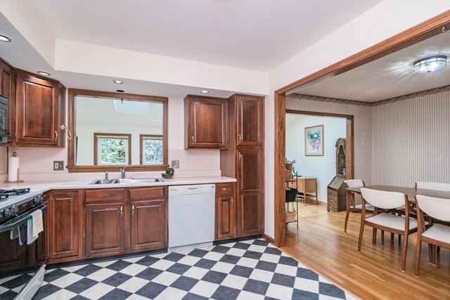 6 Castle Hill Road E, Agawam, MA 01001