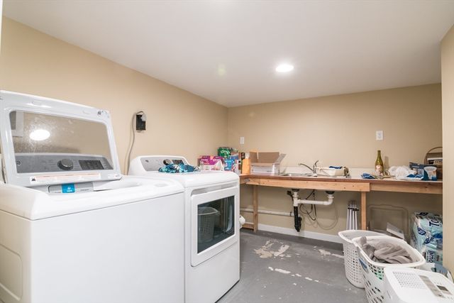 6 Castle Hill Road E, Agawam, MA 01001