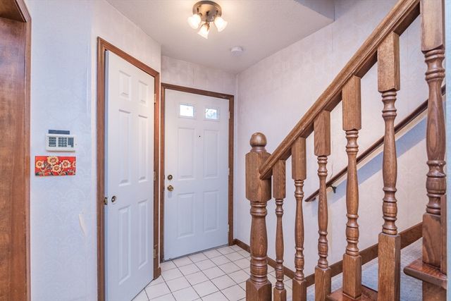 6 Castle Hill Road E, Agawam, MA 01001