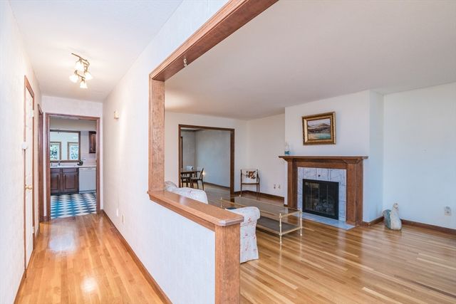 6 Castle Hill Road E, Agawam, MA 01001