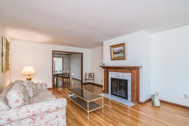 6 Castle Hill Road E, Agawam, MA 01001