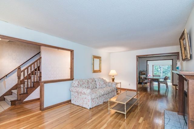 6 Castle Hill Road E, Agawam, MA 01001