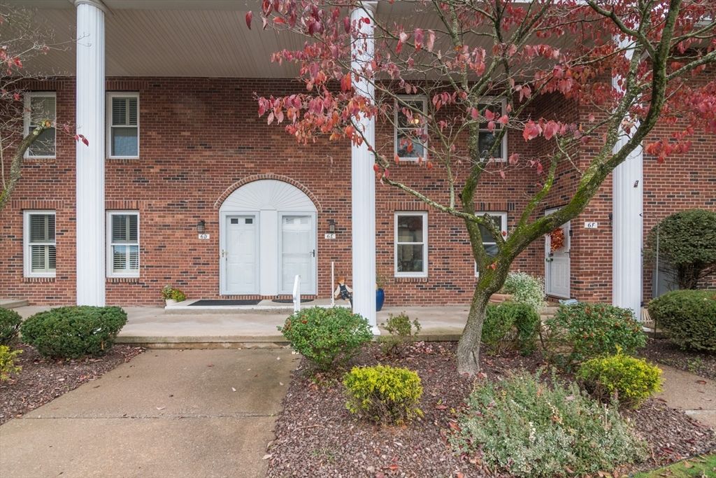 6 Castle Hill Road E, Agawam, MA 01001