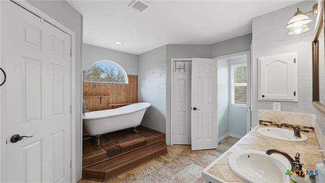 195 Cheyenne Lane, Kingsbury, TX 78638