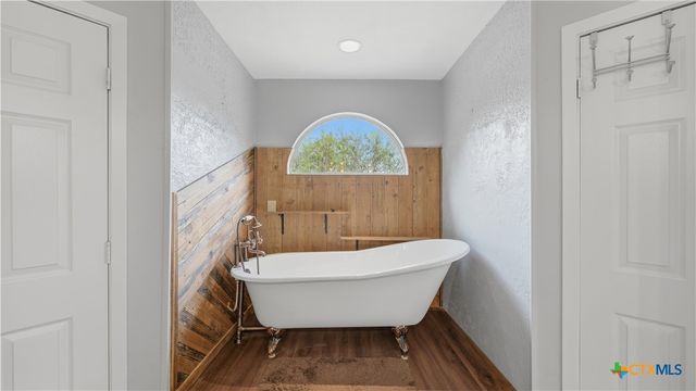 195 Cheyenne Lane, Kingsbury, TX 78638