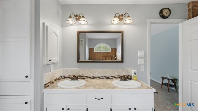 195 Cheyenne Lane, Kingsbury, TX 78638