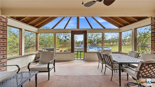 195 Cheyenne Lane, Kingsbury, TX 78638