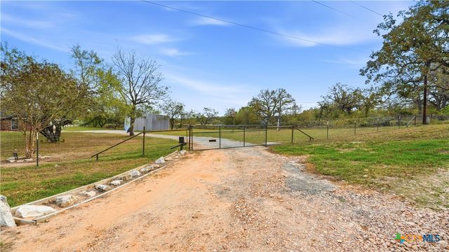 195 Cheyenne Lane, Kingsbury, TX 78638